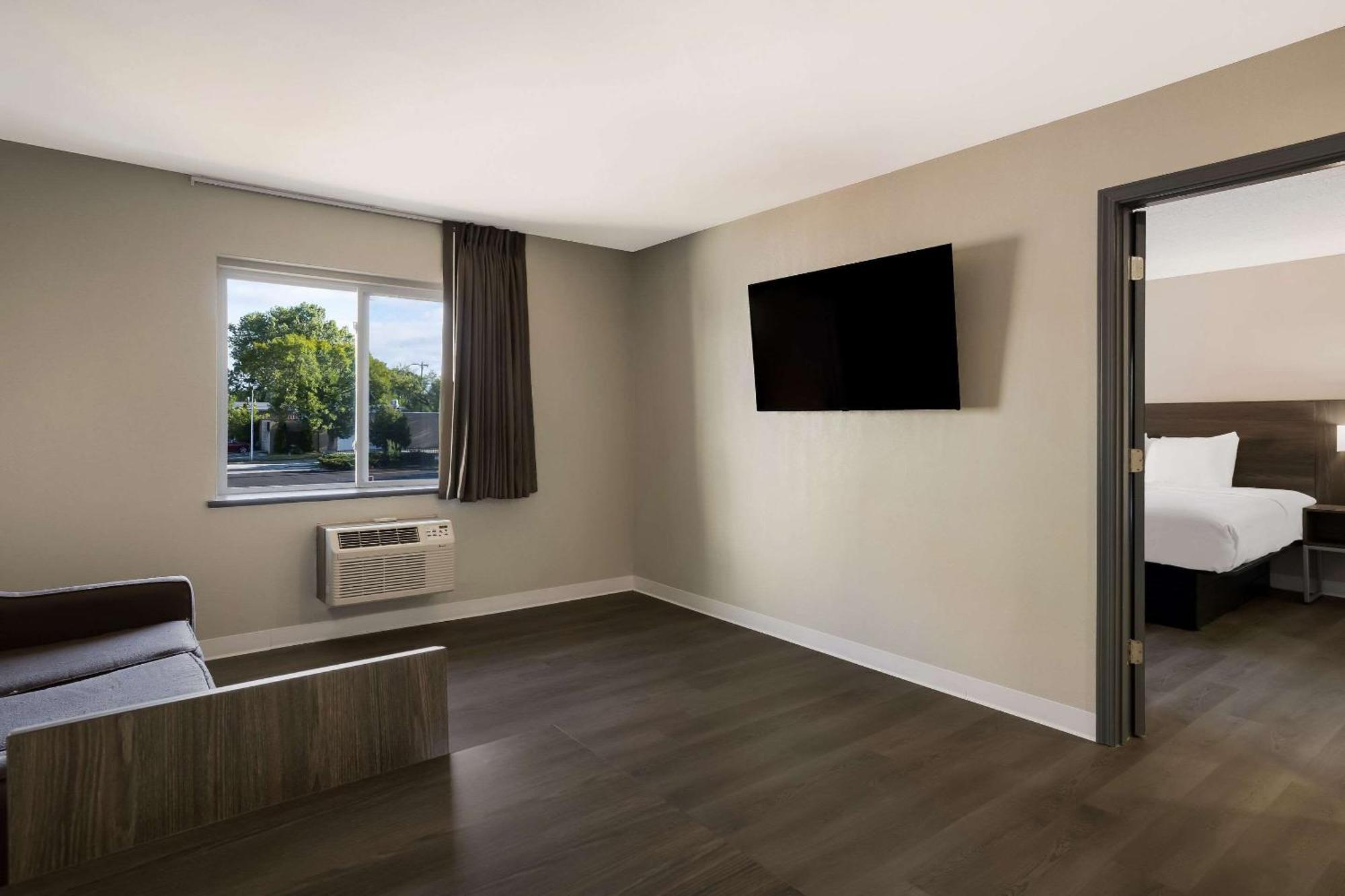 Suburban Studios Milwaukee Airport Bagian luar foto